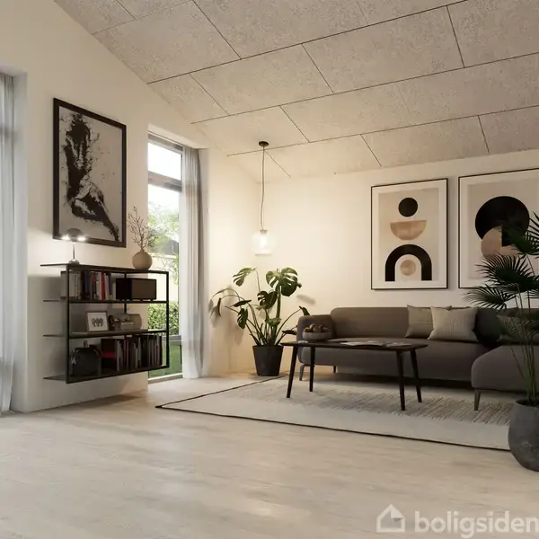 Stue med grå sofa ved siden af et rundt sofabord, omgivet af grønne planter. To moderne kunstværker hænger på væggen. Hylder med bøger står ved en glasdør, der fører til en have.