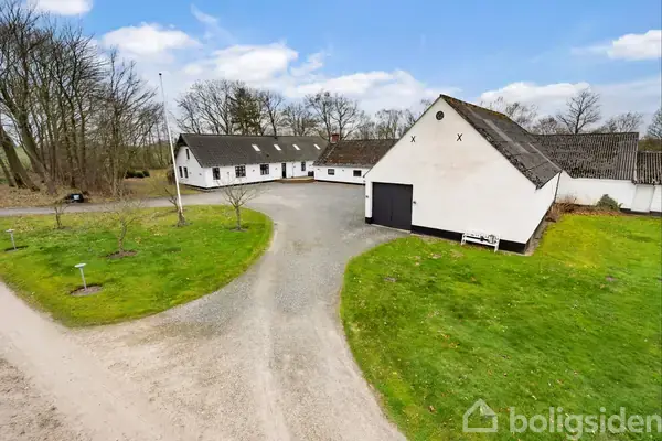 Landlig idyl med plads, ro og moderne komfort