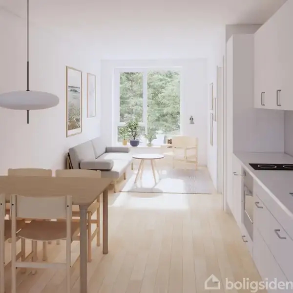 Spisebord med stole står i et lyst køkken-alrum. Opholdsområdet har sofa, sofabord og en stor vindueskarnap med udsigt til grønne træer. Moderne indretning med minimalistisk kunst.