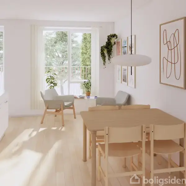 Et lyst køkken-alrum med et spisebord og fire stole. En lænestol står ved vinduet ved siden af grønne planter. Væggene er dekoreret med moderne kunstplakater.