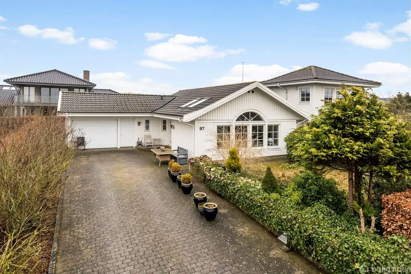 Svensk træhus med sjæl, tårnværelse og udsigt - højt beliggende tæt ved skole