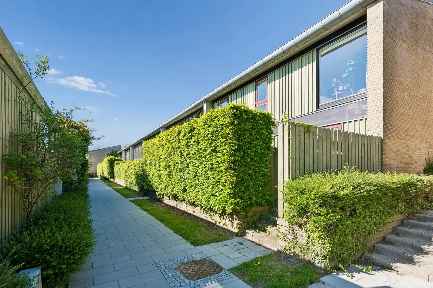 Indflytningsklart rækkehus med solceller i eftertragtet område