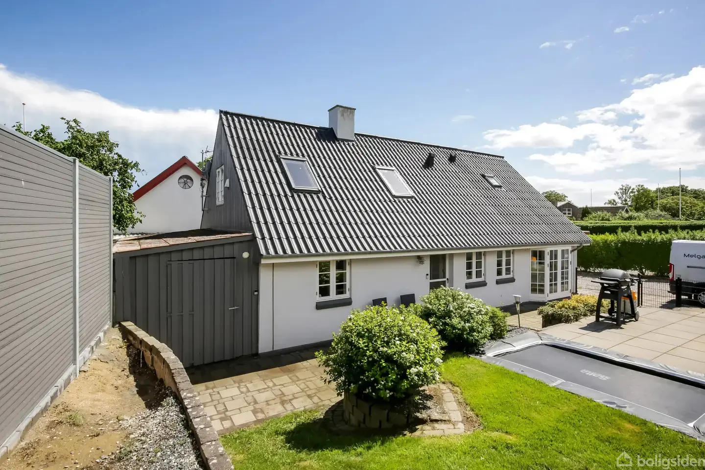 Velholdt villa med rummelige opholdsrum og solrig have