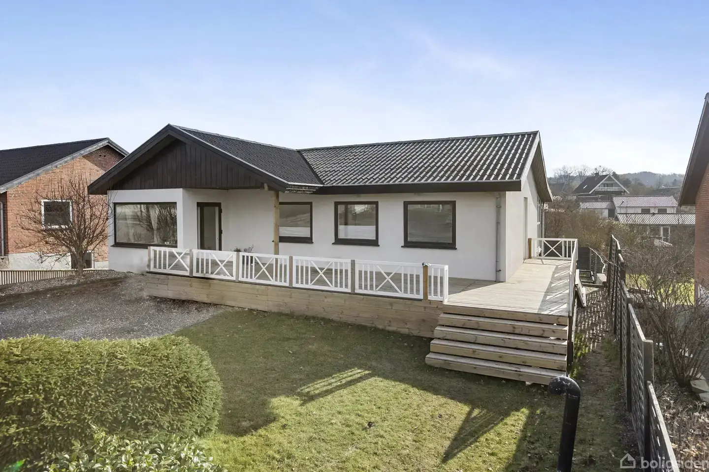 Renoveret bolig med brugbar kælder og ny træterrasse