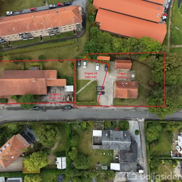 Bygninger set fra oven, omgivet af veje og træer. To områder er markeret med røde linjer: Tingvej 2A (502 m²) og Tingvej 2 (534 m²).
