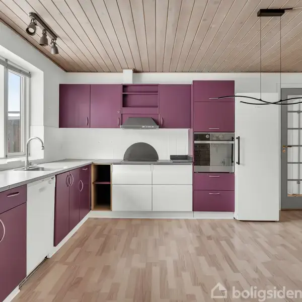 Køkkenet har lilla og hvide skabe, står tomt og har et træloft samt trægulv. En stor vindue giver udsigt til en udendørs scene.