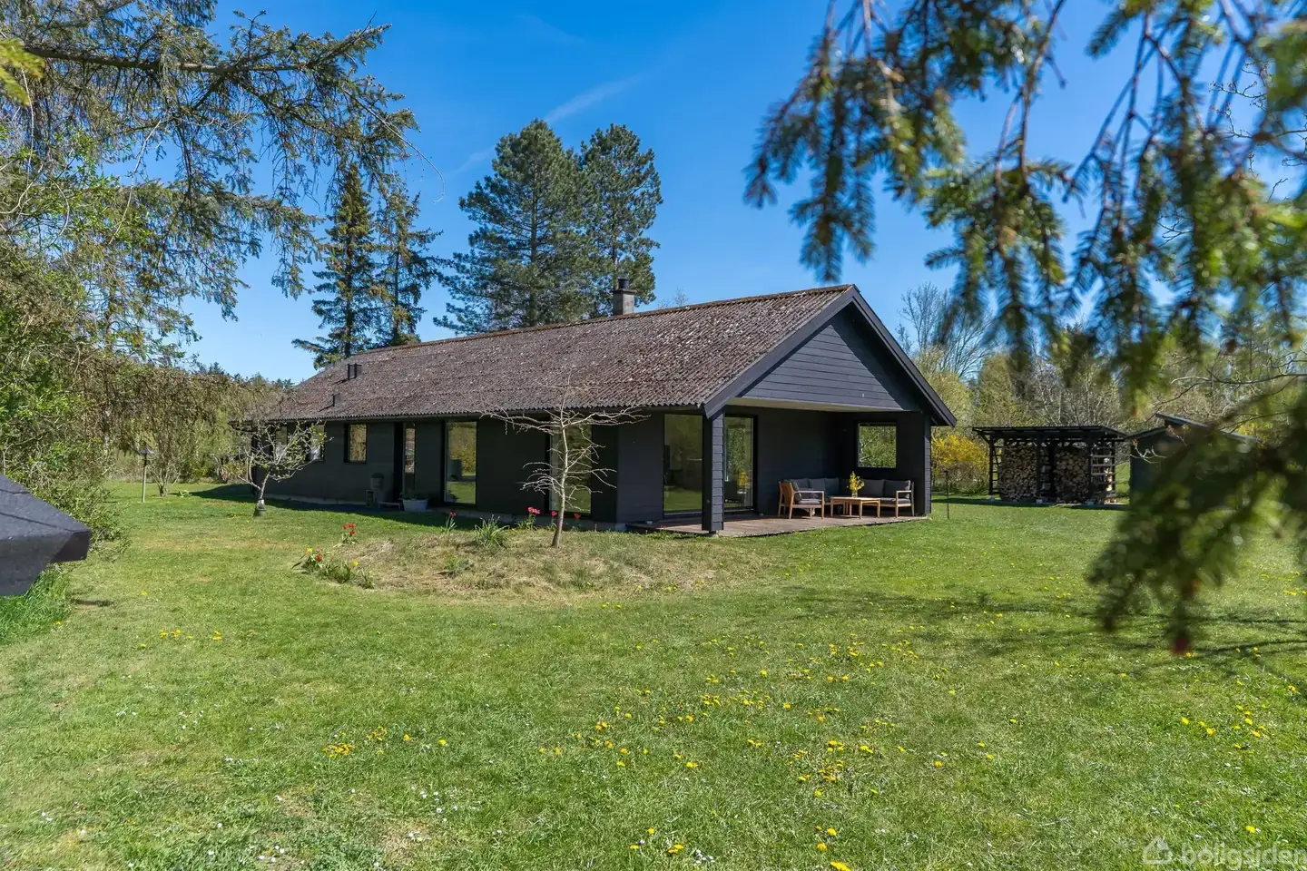Her udbydes fantastisk landligt fristed på stor idyllisk grund på 24.265 m2, lige ved Hove Å og Hove Put & Take sø - Mulighed for dyrehold