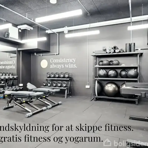 Vægttræningsområde med håndvægte, bænke og træningsbolde. Skiltning på væggen: "Consistency always wins." Tekst: "Ingen undskyldning for at skippe fitness. Du har gratis fitness og yogarum."