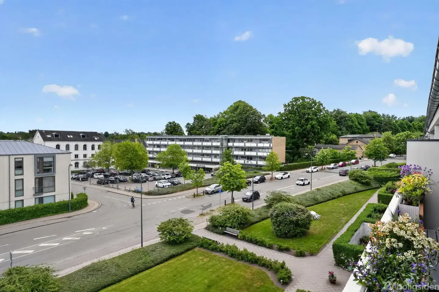 NYISTANDSAT PENTHOUSELEJLIGHED MED PANORAMAUDSIGT OG STOR SOLRIG ALTAN MIDT I HØRSHOLM