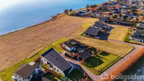Huse ligger ved en kystlinje, omgivet af marker og en strand. Bebyggelsen danner en rolig kystnær boligområde, hvor de enkelte ejendomme har velplejede haver og udsigt over vandet.