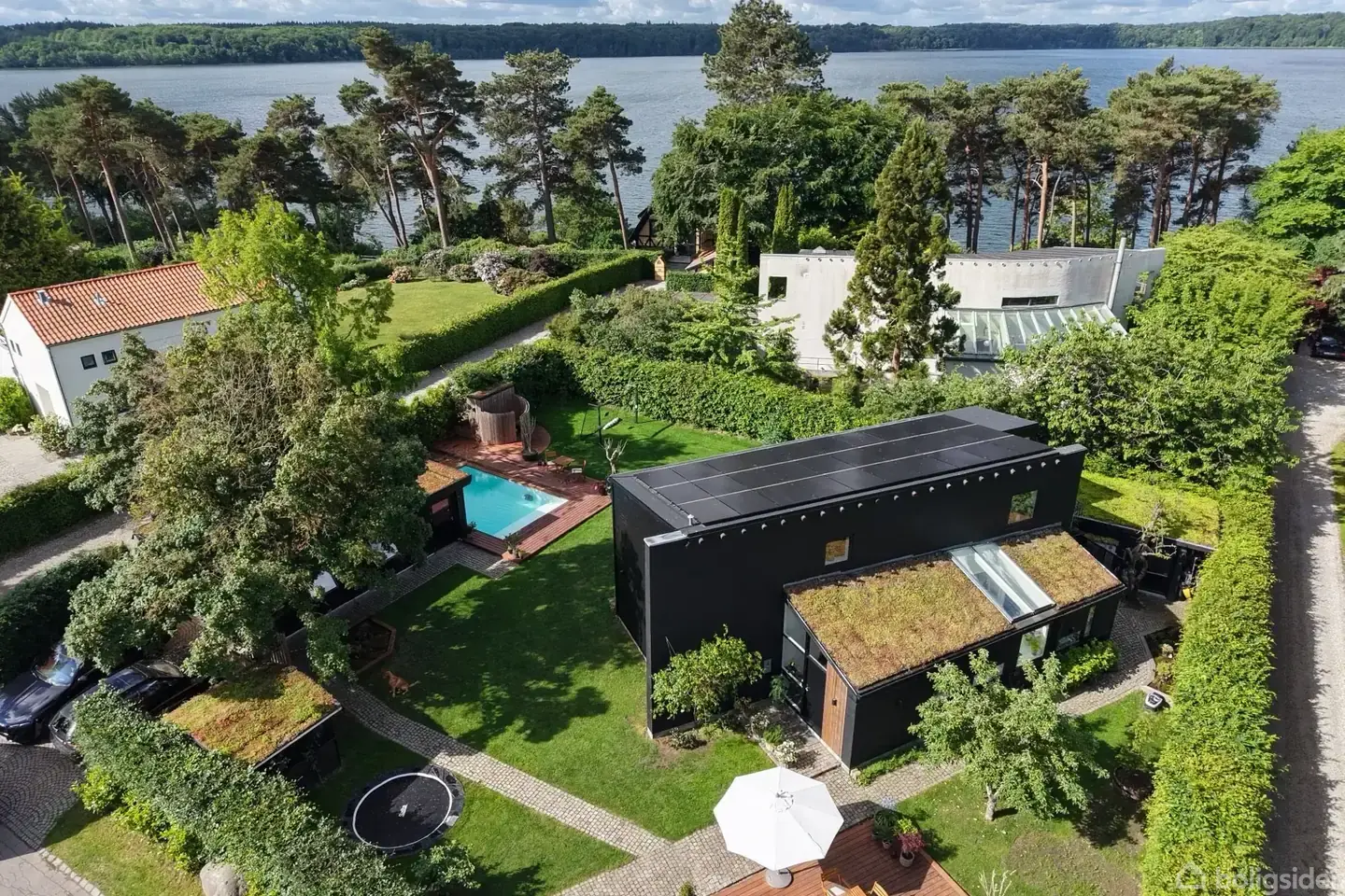 Luksusvilla på lukket vej i 2. række til Furesø – søkig, pool og masser af plads til familien
