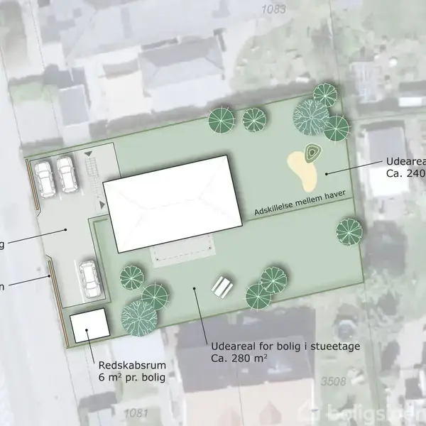 Kort over område med bygning i centrum. Omgivet af grønne haver og træer. Tekst: "Fælles parkering," "Højt hegn," "Redskabsrum 6 m² pr. bolig," "Adskillelse mellem haver," "Udeareal for bolig i stueetage Ca. 280 m²," "Udeareal for bolig på 1. sal Ca. 240 m²."