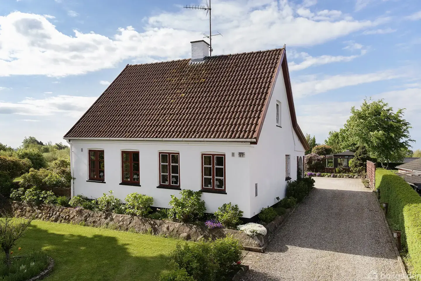 Velholdt villa med stor garage og skønne udenomsarealer i naturrige omgivelser