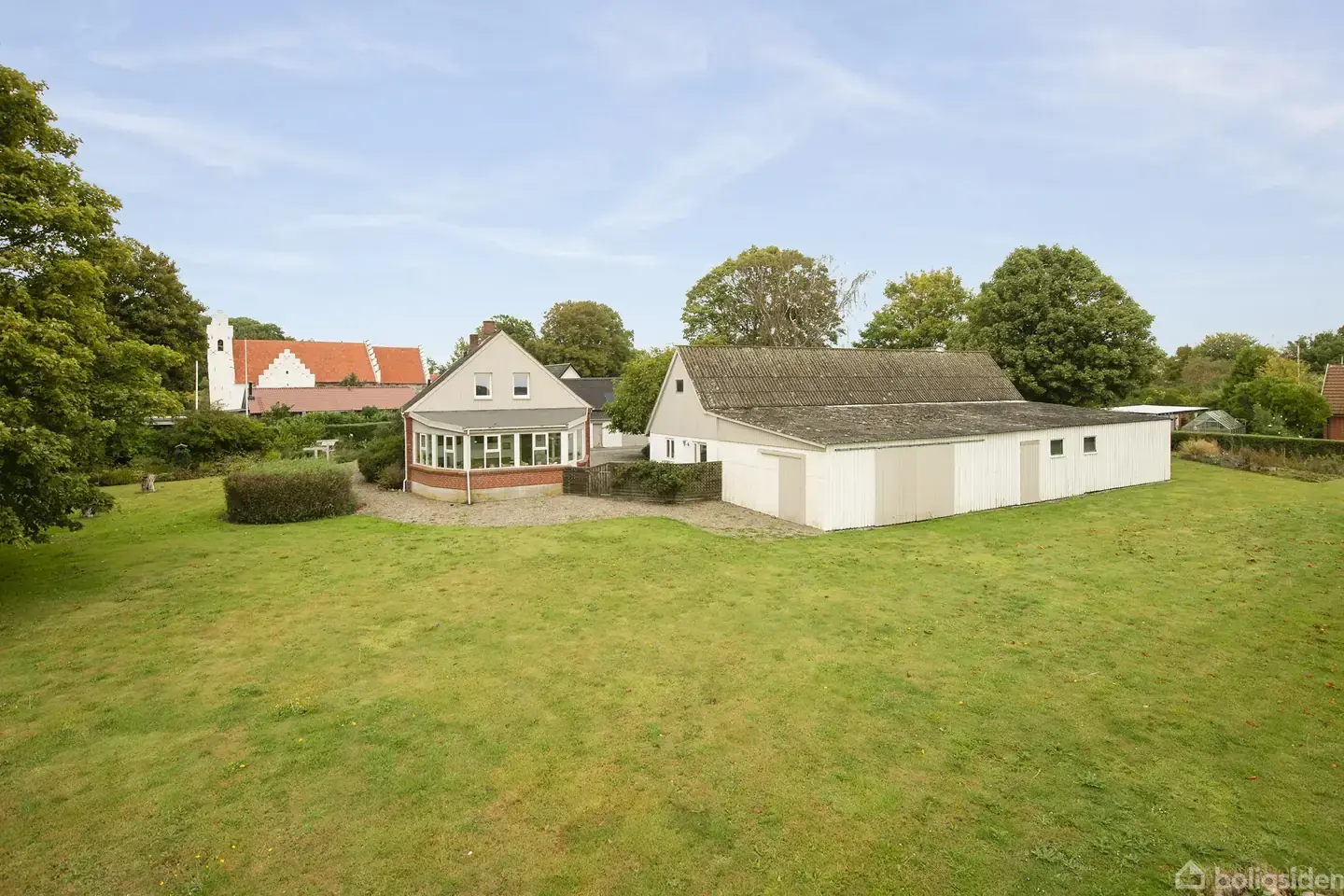 Landlig idyl i Gylling med fjordkig og flot markudsigt