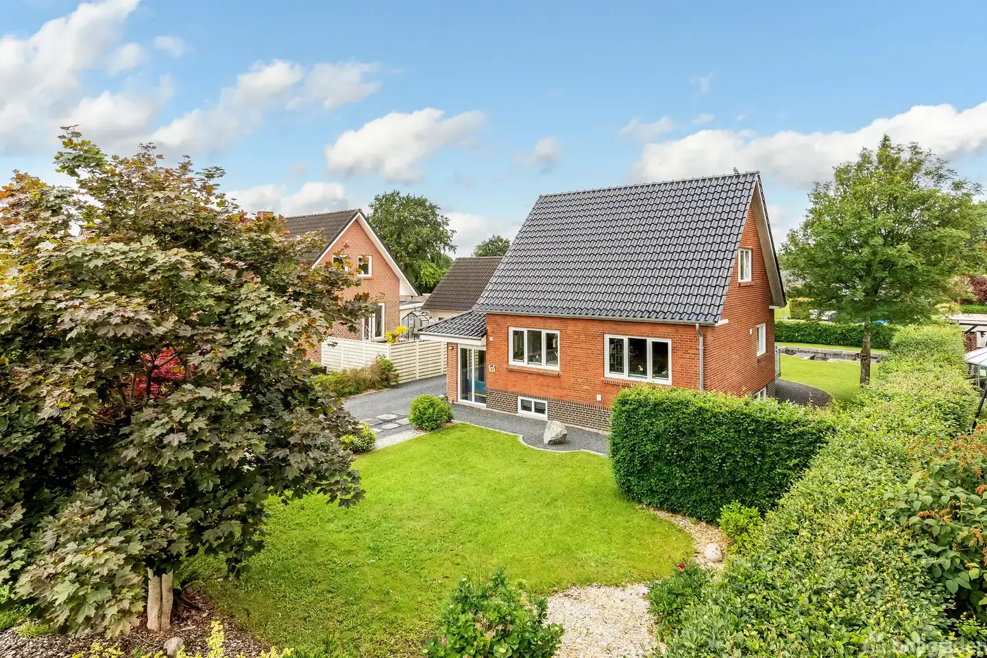 Velholdt villa med ugeneret have, terrasse og garage med lift
