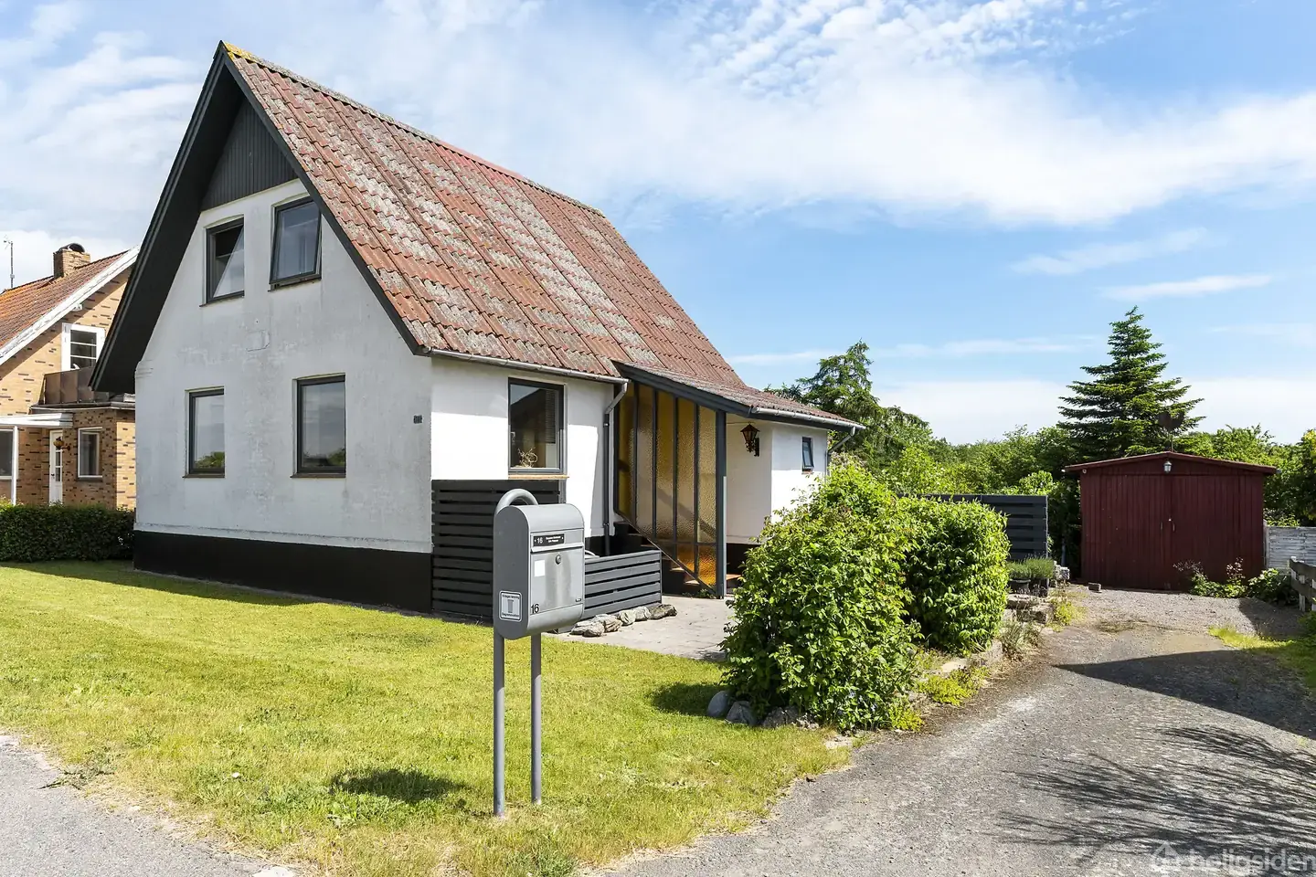 Løbende moderniseret villa med fantastiske terrasser.