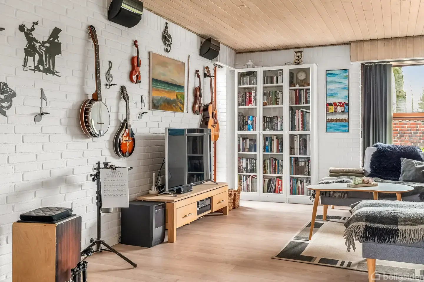 Rummelig villa med lys, plads og skøn have - Visning 4