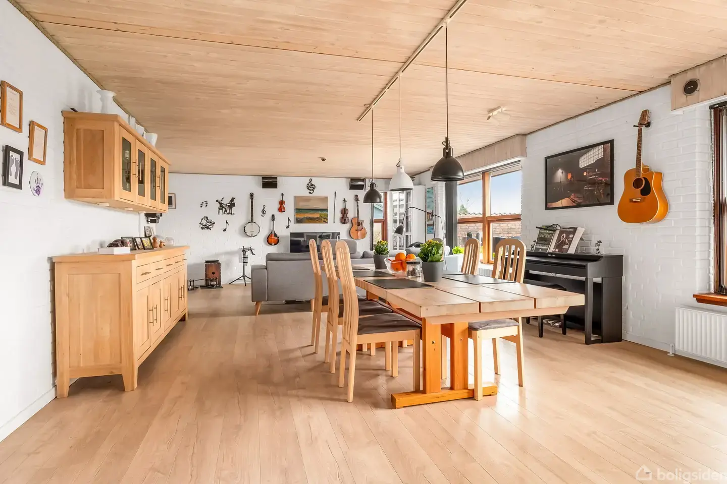 Rummelig villa med lys, plads og skøn have - Visning 2