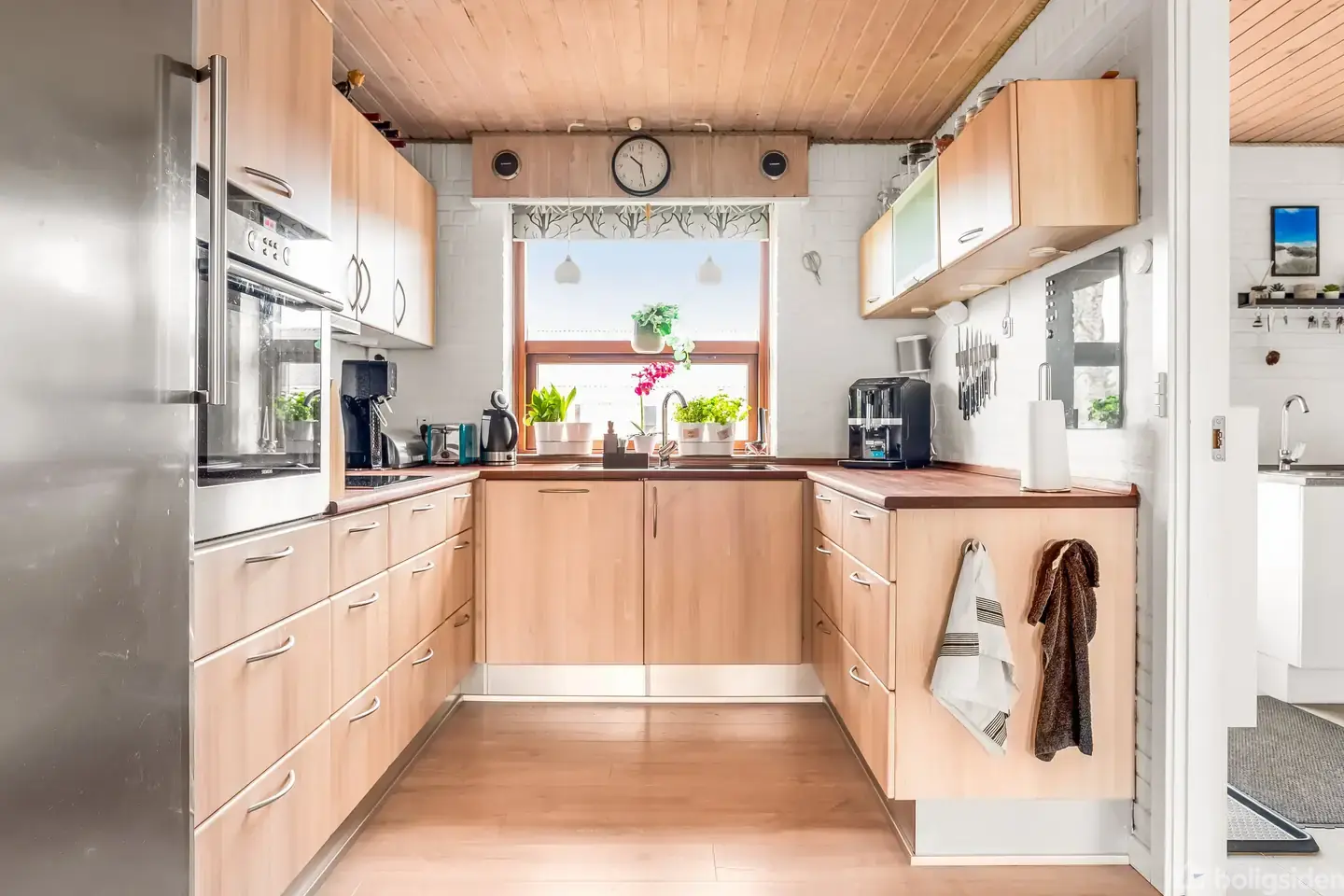 Rummelig villa med lys, plads og skøn have - Visning 3