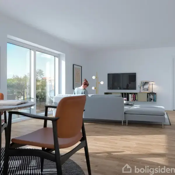 En stue med en person, der sidder på en sofa og læser, placeret foran et fjernsyn på en reol. Et spisebord og stole står i forgrunden.