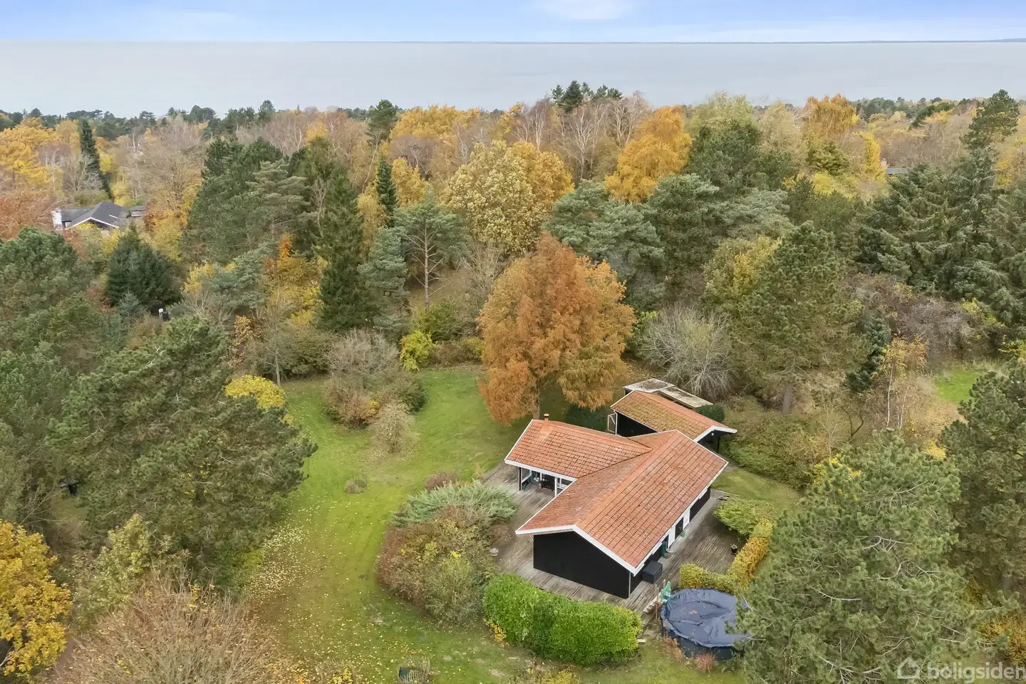 Sommerhus med stor, parklignende grund i Veddinge Bakker