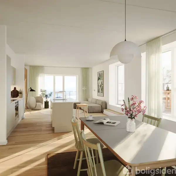 En lys, luftigt stue og spisestue med moderne indretning; bord dækket med blomster, sofa og lænestol i baggrunden. Store vinduer lader sollys strømme ind.