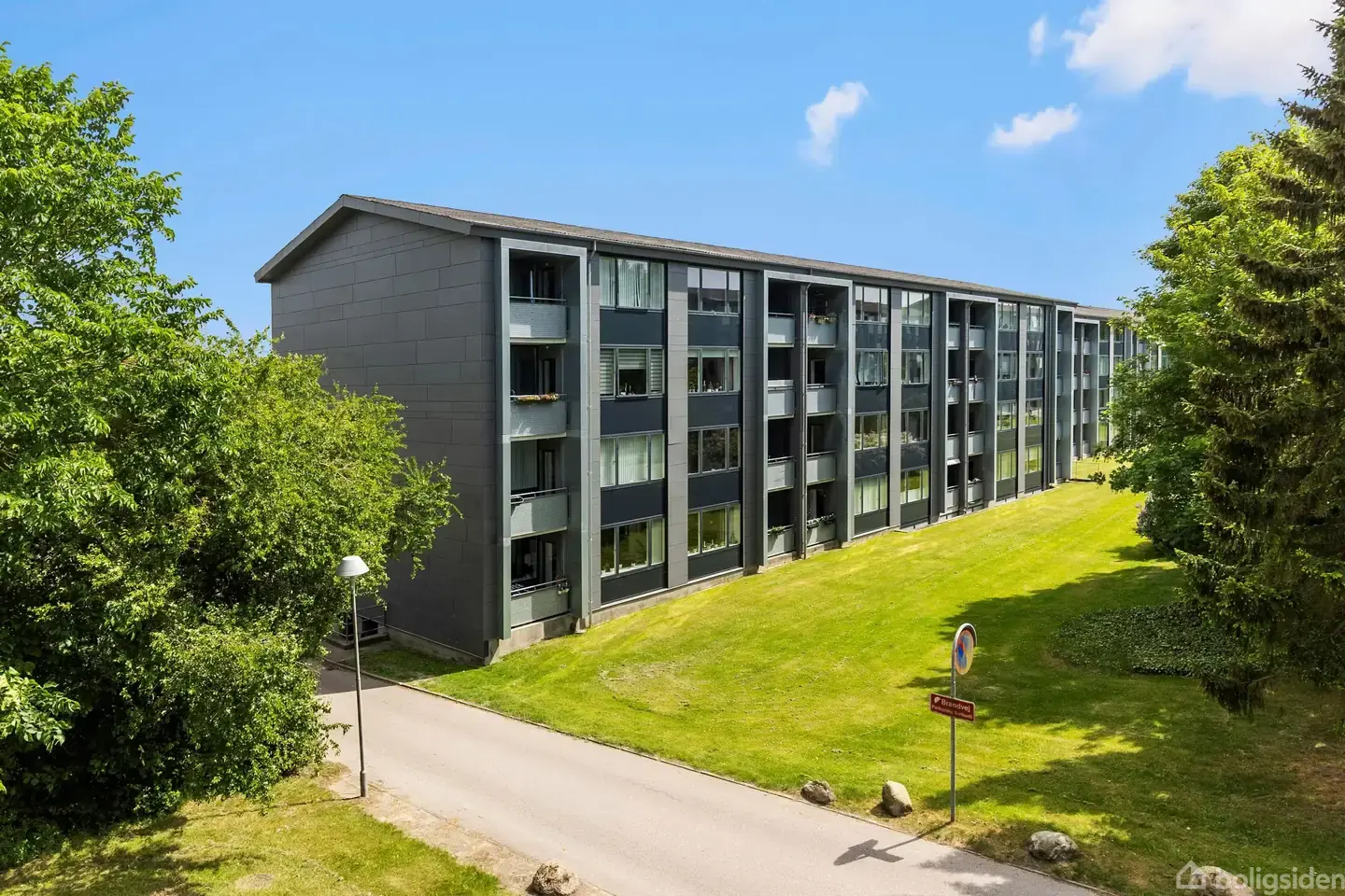 Lys og rummelig 4-værelses lejlighed med altan