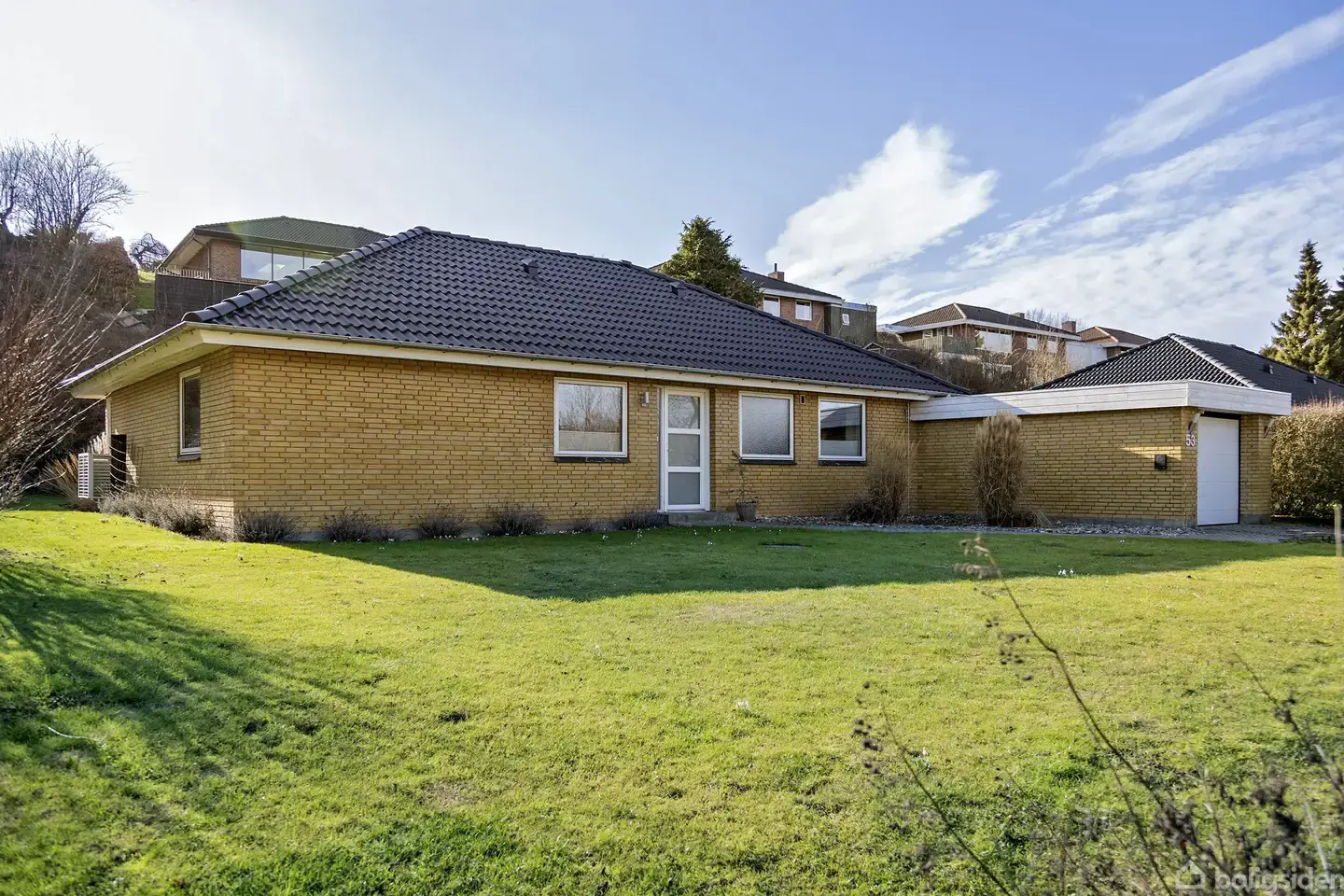 Godt opdateret villa i lukket område af Seest.