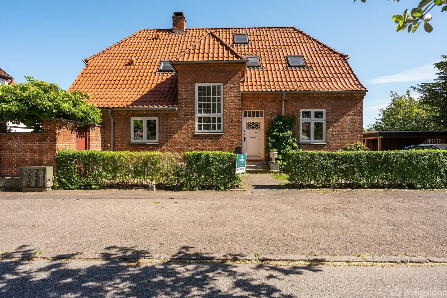 Herskabelig villalejlighed med privat have, altan og udnyttet 2. sal