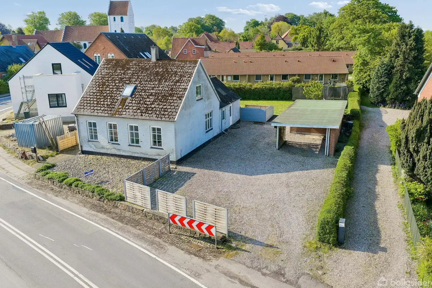 Charmerende byhus i hjertet af Stenstrup – masser af muligheder og skøn have