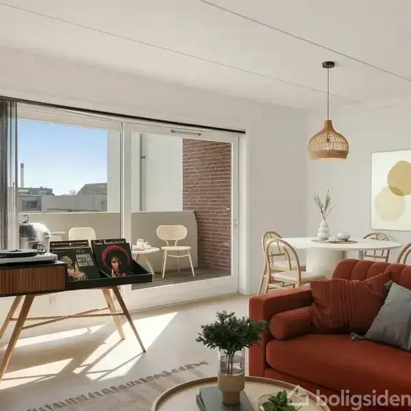 Stuen har en rød sofa og en pladespiller på et træbord. Gennem glasskydedøren ses en balkon med stole. Et spisebord står til højre under en hængende lampe.