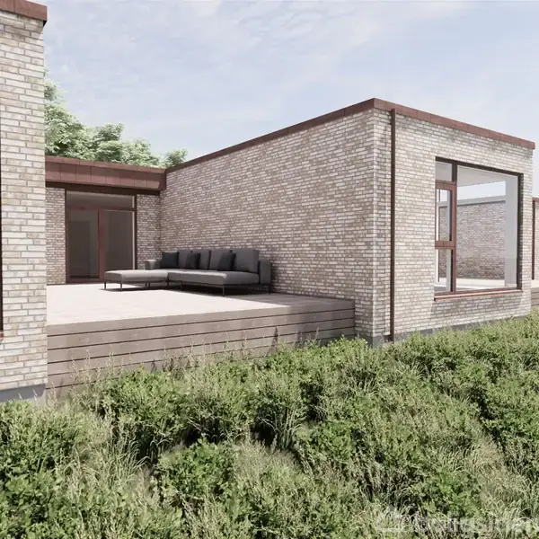 Et moderne murstenshus med store vinduer og en terrasse med sofaer. Det ligger i en frodig, grøn have med tætte buske og træer i baggrunden.