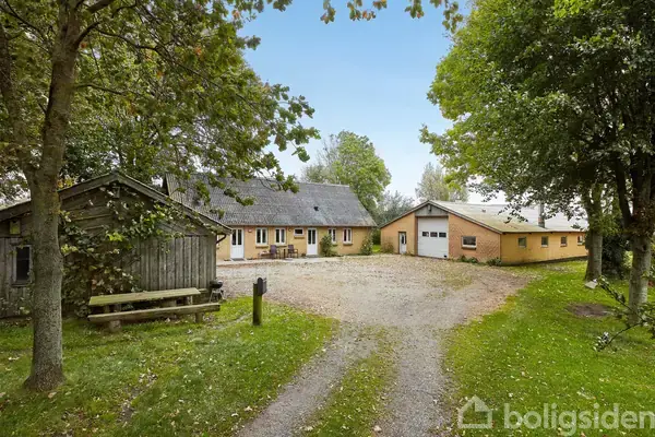 Landejendom på Herningvej 24, 7300 Jelling