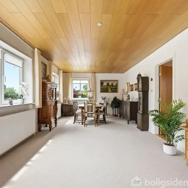 Stue med lyse vægge og loft af træ. Et spisebord med stole står centralt. Store vinduer lader naturligt lys ind. Planter og møbler skaber en hyggelig atmosfære. Ingen tekst.