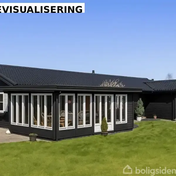 En sortmalet villa står stille i en åben have med grøn græsplæne, flisebelagt terrasse og potteplanter. Vinduerne er store og rektangulære. Tekst: "FACADEVISUALISERING".