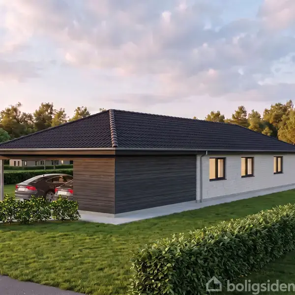 En etplanshus med fladt tag står ved siden af en carport med bil. Huset er omgivet af grønne hække og græsplæne, med træer i baggrunden under en delvist skyet himmel.