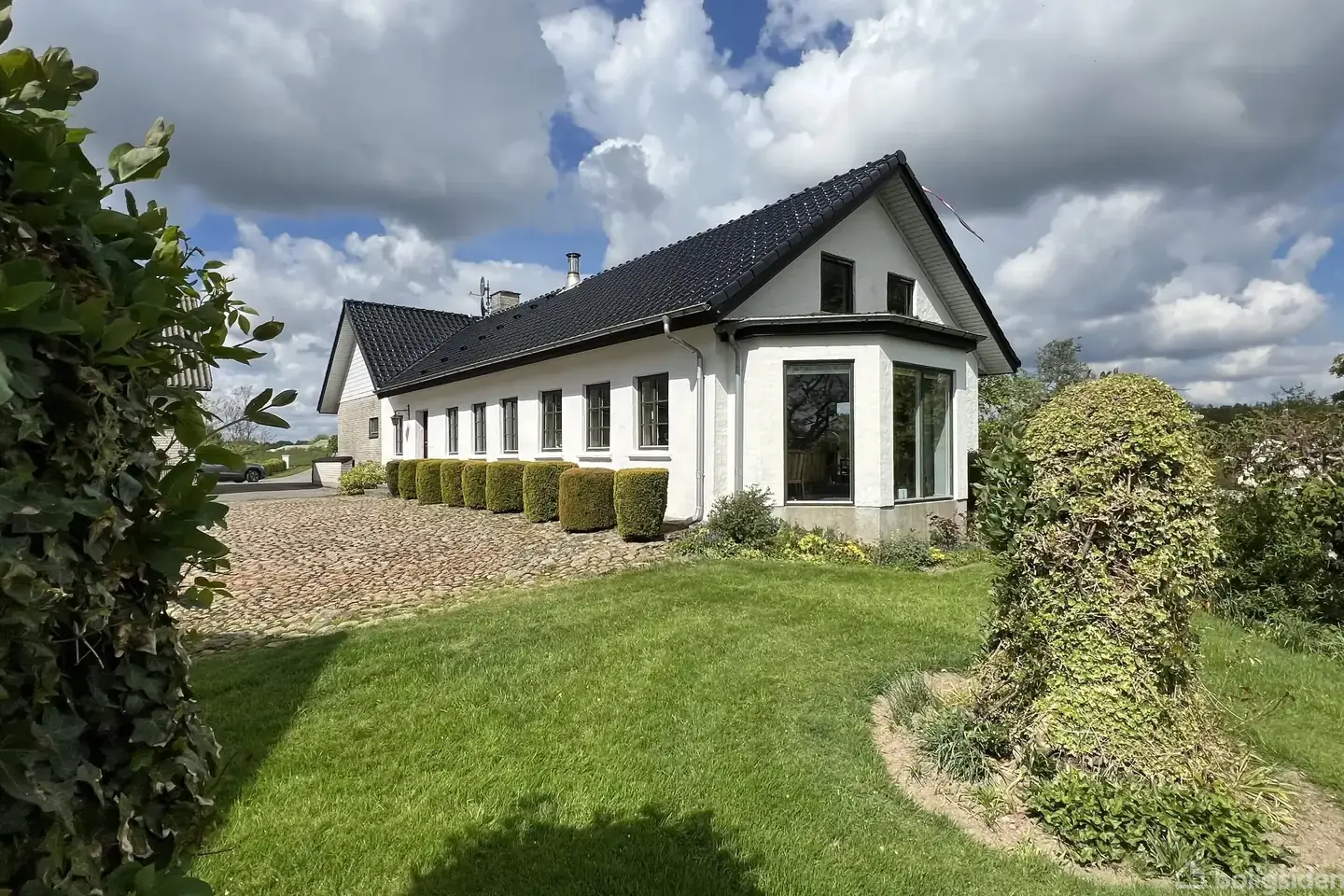 Landejendom med charme og skøn beliggenhed