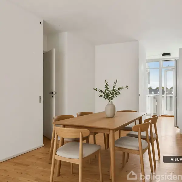 Et spisebord med seks stole står centralt i et lyst rum med trægulv. En hvid vase med grønne grene pynter på bordet. Teksten "VISUALISERING" ses nederst til højre.