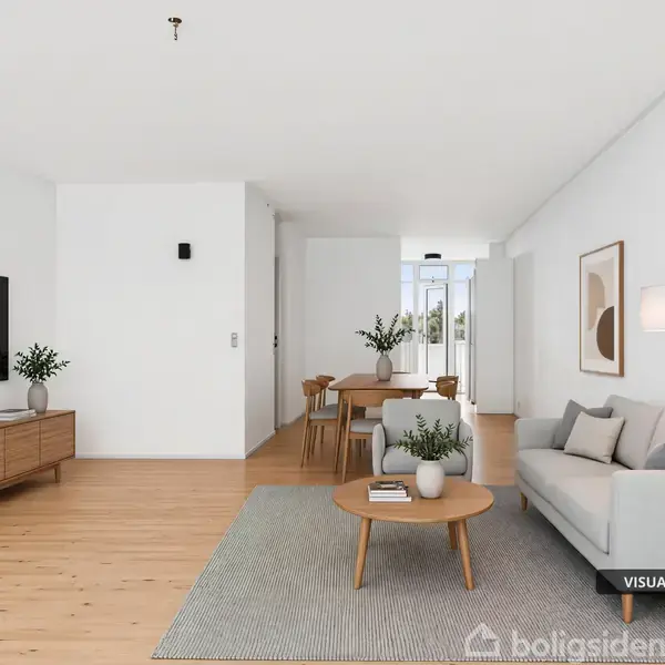 TV på en væg ved siden af en træmøbel; sofa og bord på gulvtæppe. I baggrunden et spisebord med stole, og planten står på det. Tekst: "VISUALISERING".
