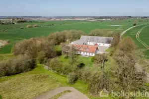 Landejendom på Fredsted Byvej 14, 6052 Viuf