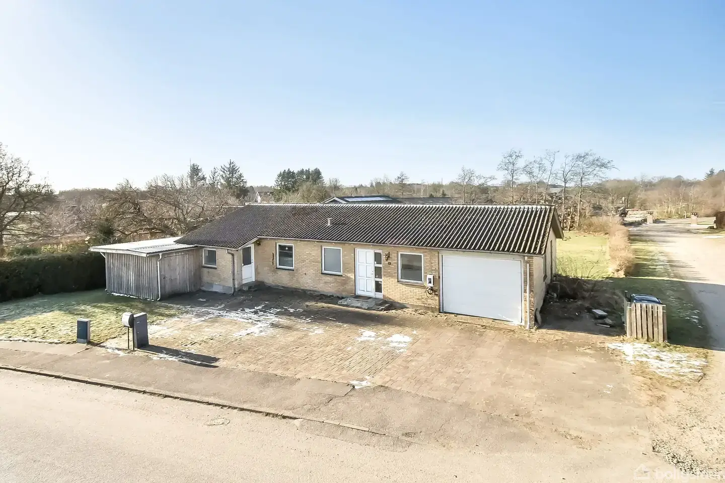 Familievenlig gulstensvilla fra 1967 med eternittag og garage med el-port.