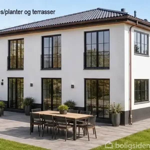 Huset har store vinduer, en sort dør og en terrasse med sofamøbler og spisebordssæt. I baggrunden ses træer. Tekst: "og terrasser".