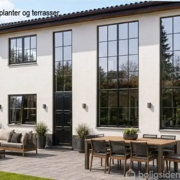 Hus med store vinduer står i en have. Møbler inkluderer en sofa og et spisebord med stole på en flisebelagt terrasse. Tekst: "Dekoreret med græs/planter og terrasser".