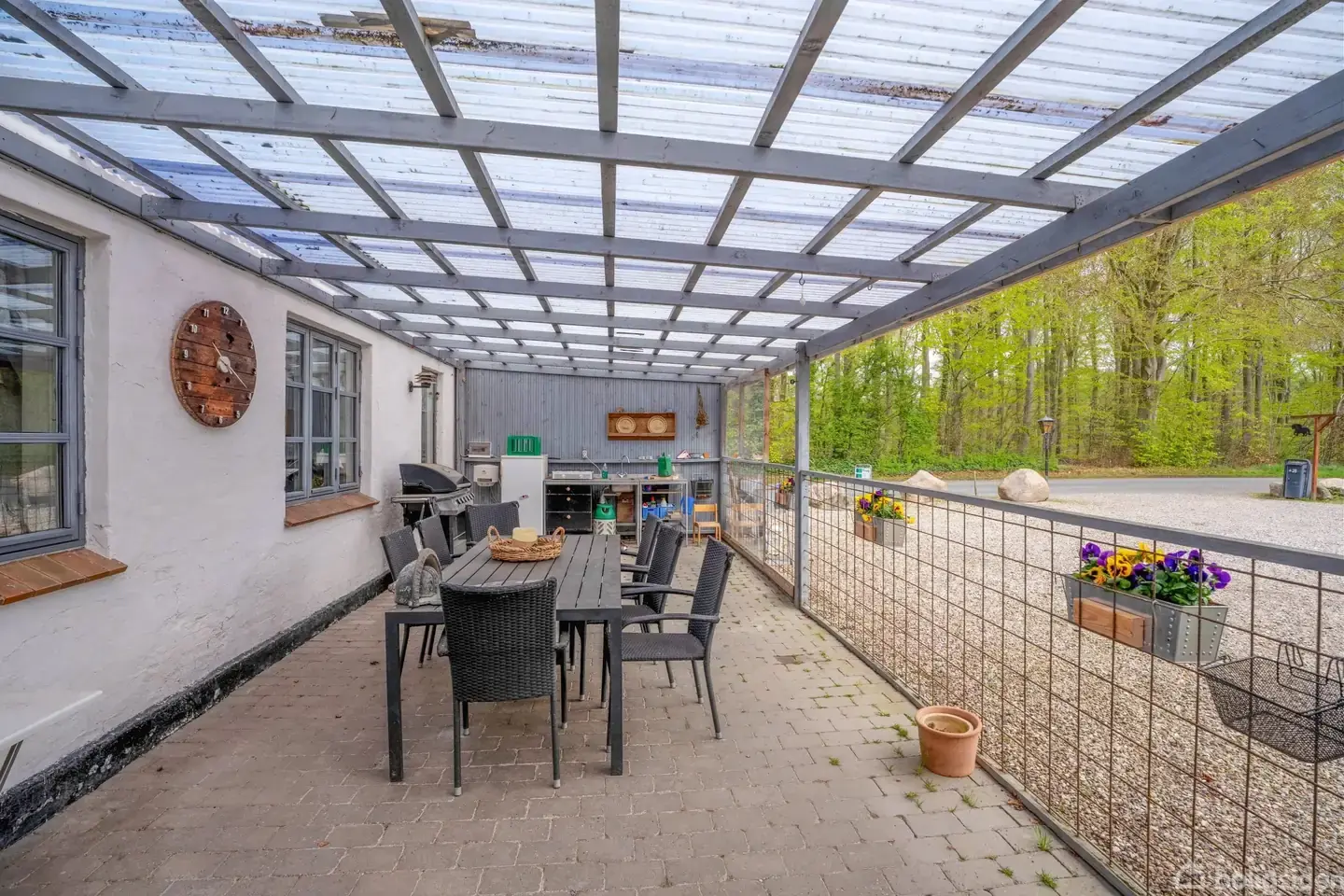 Mindre landsted med 1,6 HA grund