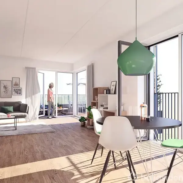 Vandtæt træterrasse med glaslanterne og ventilationsskakt placeret øverst på en fleretagers bygning, omgivet af boligblokke og træer i baggrunden.