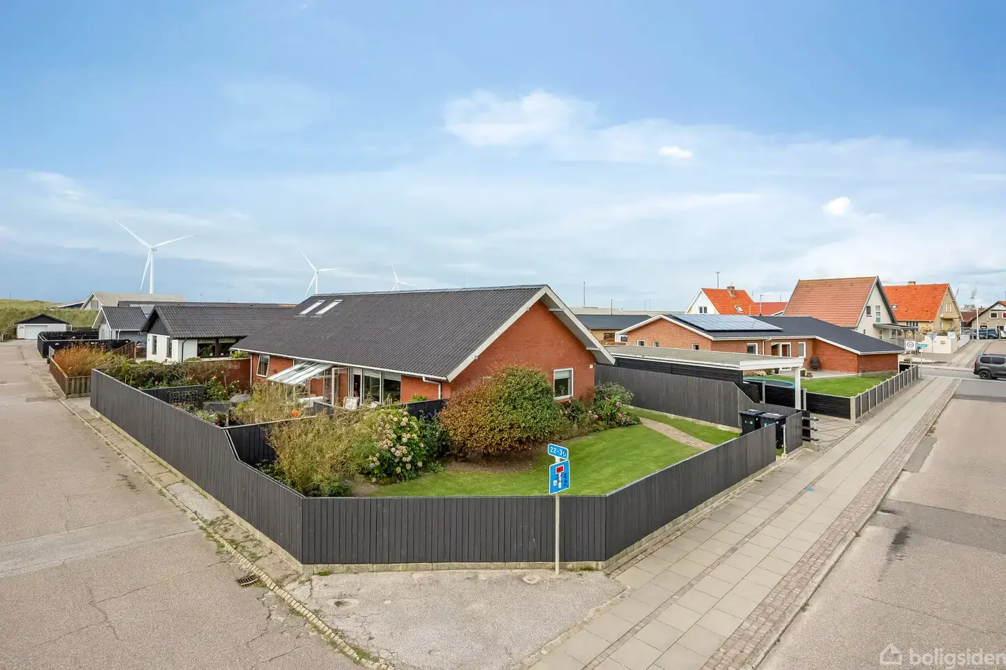 Skøn centralt beliggende og meget velholdt moderniseret villa/sommerhus, beliggende i hjertet af den populære fisker- og