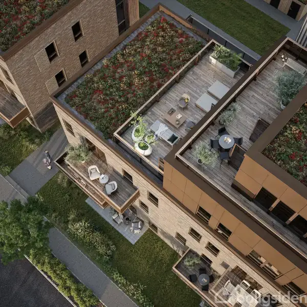 Bygning med grønne tage og terrasser med møbler i en moderne urban kontekst. Omgivet af grønne områder og fortove, ses flere etager med udendørs opholdsrum og planter.