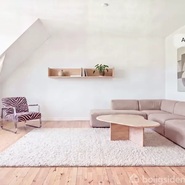 Stue med en beige hjørnesofa og et moderne sofabord står på et lyst trægulv. Til venstre er der en stol med zebramønster. En hylde med planter hænger på væggen. Tekst: “AI visualisering”.