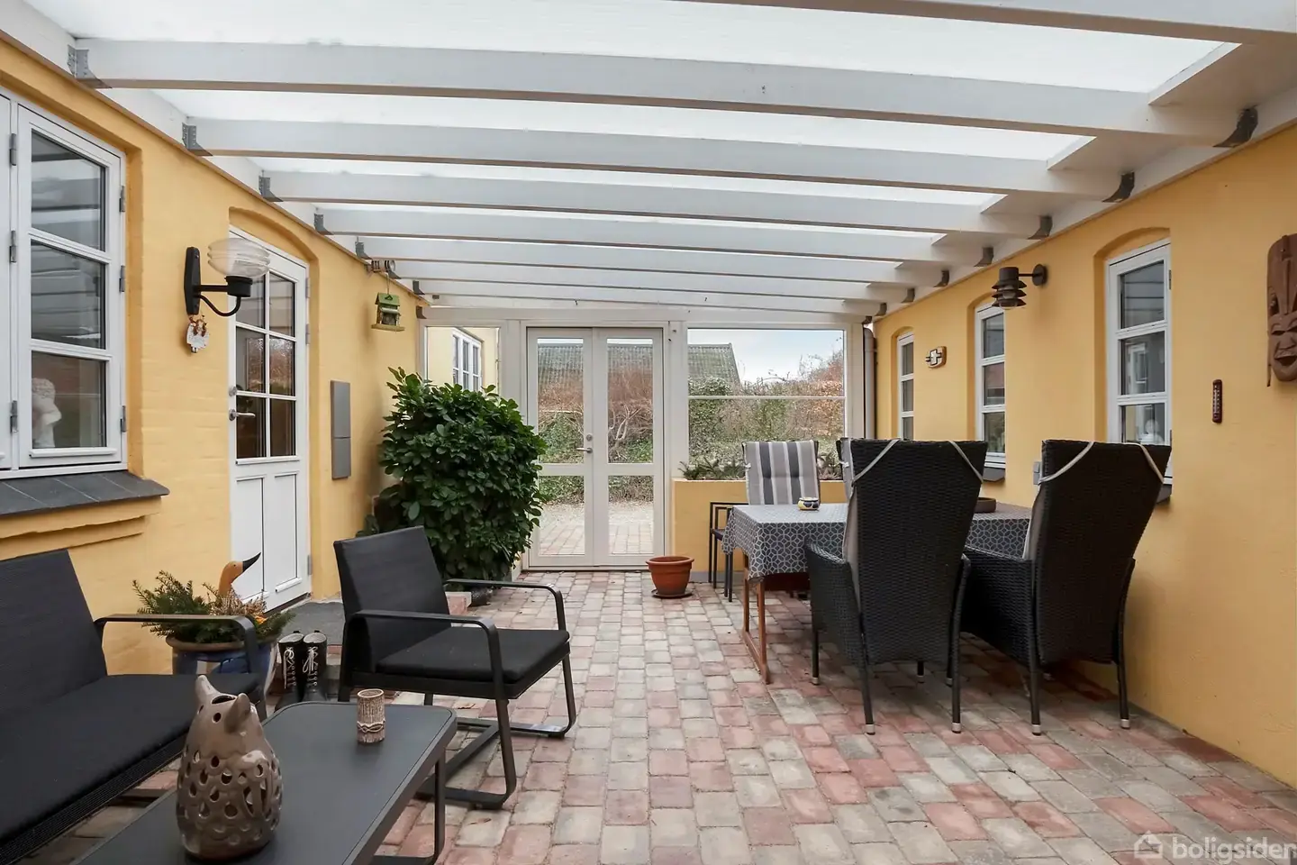 Højtbeliggende og arkitektonisk charmerende villa i rigtig god stand