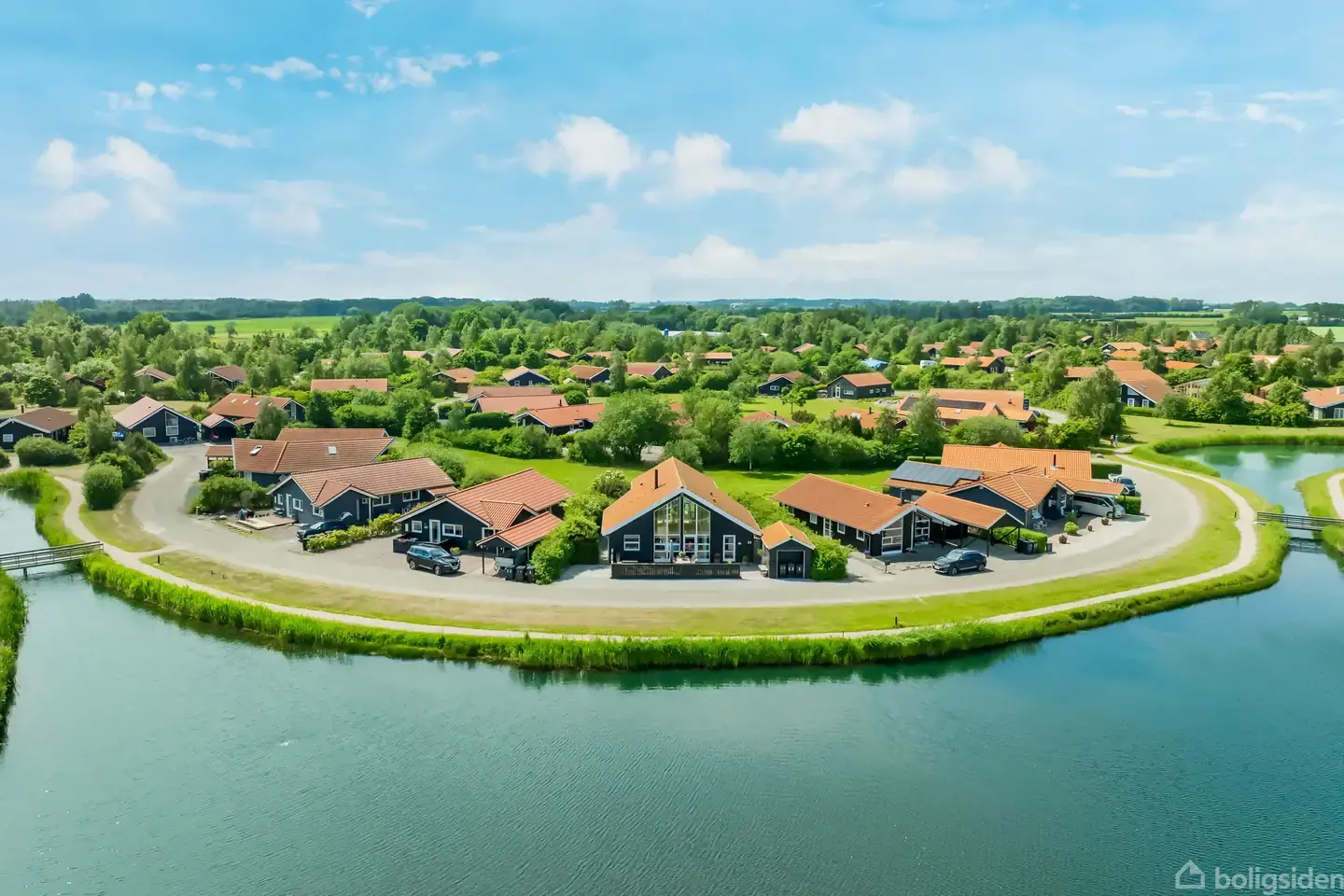 115 m² sommerhus/helårshus i Marielyst Strandpark med en enestående beliggenhed direkte ved en smuk, naturskøn sø.